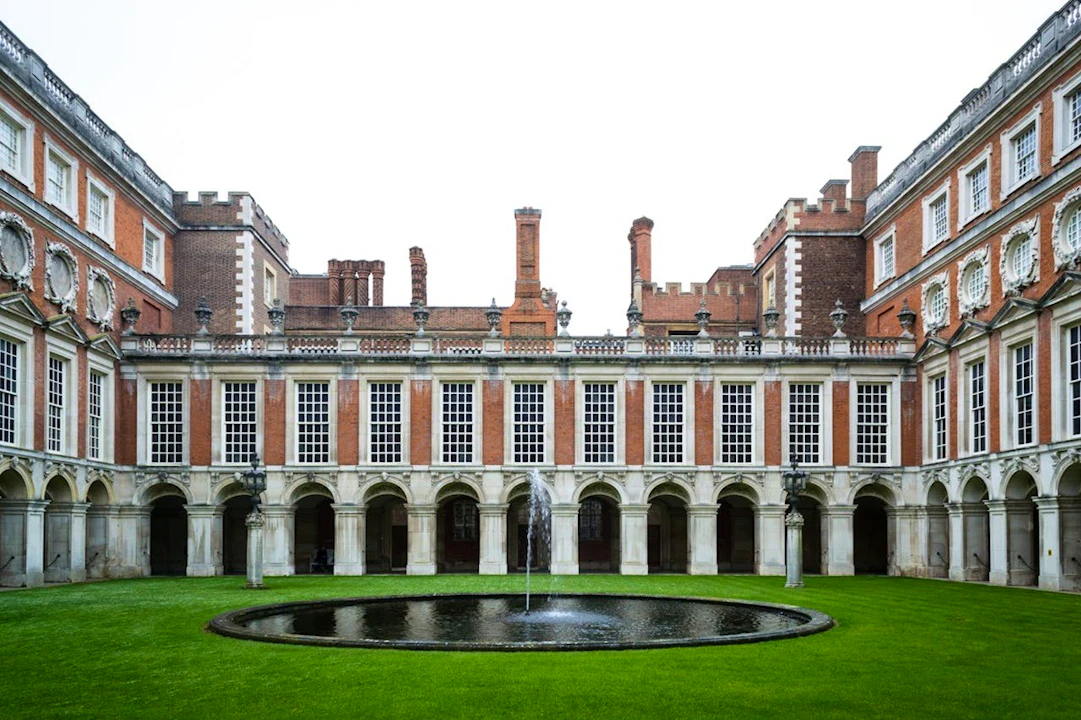 Hampton Court , Windsor Castle & London Sightseeing Tour Discount